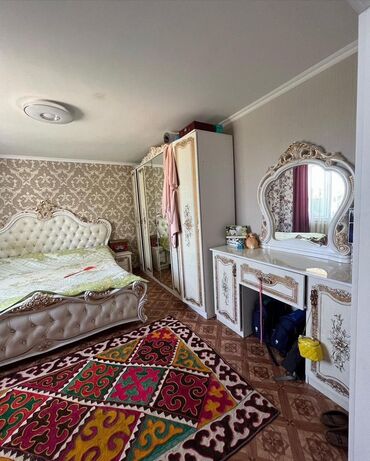 спальный гарнитур кровать тумбы и комод: 130 м², 6 комнат, Старый ремонт С мебелью