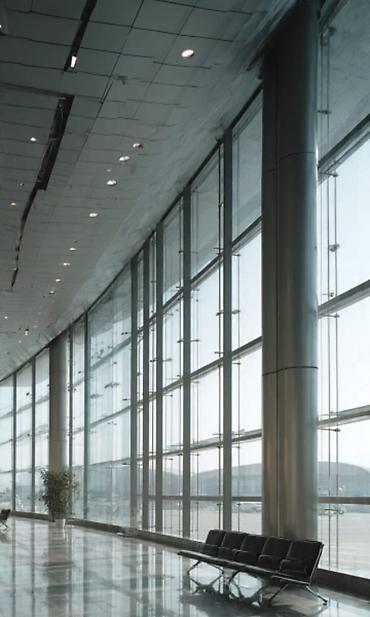 Другие окна на заказ: Многосекционное окно с рамами из темного материала, вероятно, алюминия — 8