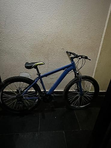 teker velosiped: Mavi rəngli dağ velosipedi. Şəhərdaxili sürüş və yüngül off-road — 5