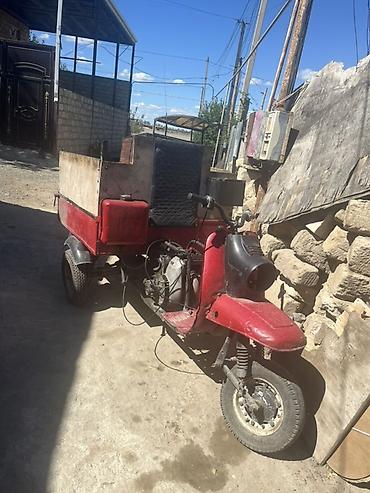 iki tekerli mocuze: Üçtəkərli yük motosikleti (kargo skuteri) - Gövdə: ön hissədə — 1