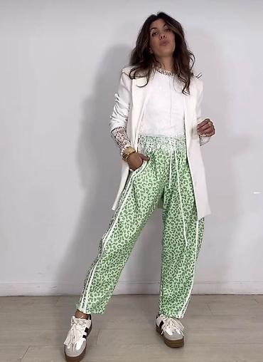 Donji deo: ✅Ženske pantalone sa animal printom – sportsko‑casual model
✅2350 din — 3