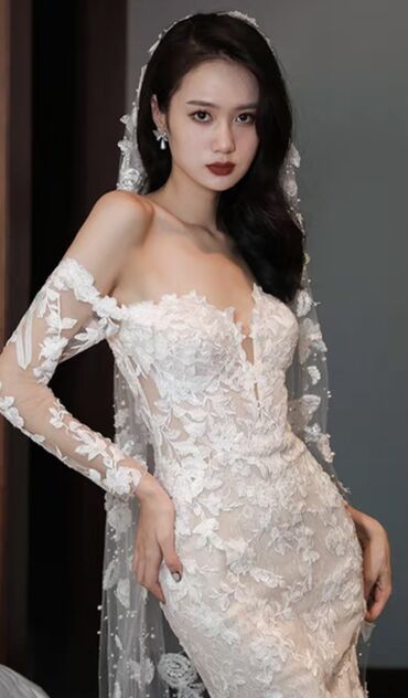 белый платья: Платье свадебное рыбий хвост, зауженное с фатой, со шлейфом. Размер S