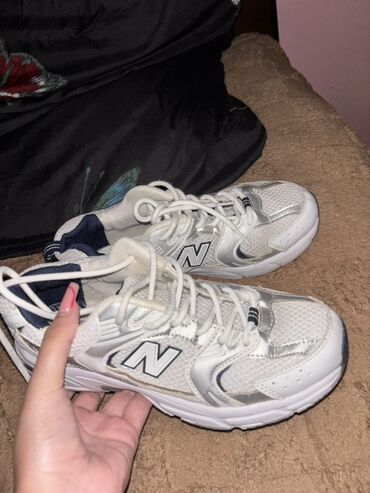 Свадебные платья и аксессуары: New Balance idman ayaqqabısı - Rəng: ağ/gümüşü detallarla, tünd