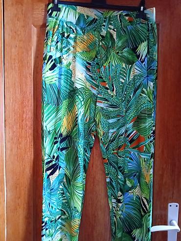 torbe sa stampom: Ženske pantalone sa tropskim printom - Model: ravne dužine do članka — 1