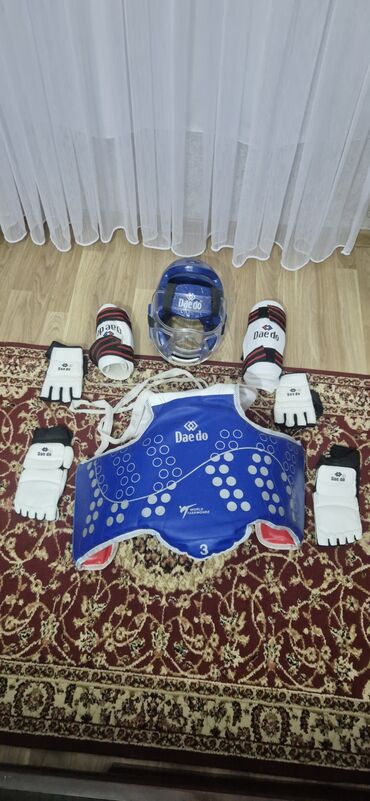Qoruyucu aksesuarlar: Taekvondo üçün tam qoruyucu dəst – Daedo Komplektin tərkibi: - Daedo — 4