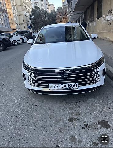 byd acar: BYD sedan – ağ rəng, müasir dizayn və aerodinamik kuzov.Taxşı — 8