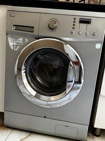 Tikiş maşınları: LG markalı ön yükləmə paltaryuyan maşın. Boz rəngdədir və paslanmayan