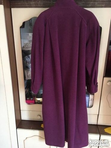 Kaputi: Elegantni ženski kaput, ljubičaste boje, postavljen, kao nov . Sastav — 9