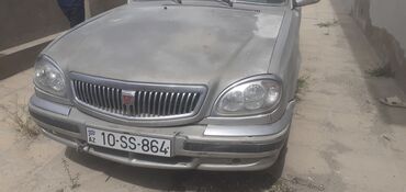 vaz surətlər qutusu: Gümüşü rəngdə, sedan tipli avtomobil. Qabaq hissəsində radiator