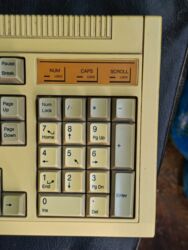 Masaüstü kompüterlər və iş stansiyaları: Köhnə Sony komputer və hissələri. sistem bloku, disketler, kalonka — 11