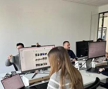 Kancelarija: Moderna opremljena kancelarija – otvoreni prostor za timove - Svetao — 6