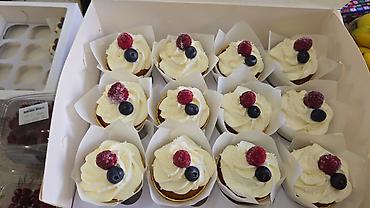 Кондитерские изделия, сладости: Десерты на заказ: капкейки и цифро‑торт. - Капкейки в золотых — 12