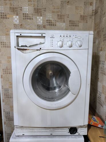 швейные машины ручной: Стиральная машина Indesit, Б/у, Автомат, До 5 кг, Полноразмерная