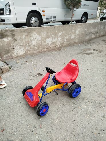Uşaqlar üçün pedallı avtomobil, möhkəm qırmızı plastik oturacaqlı və
