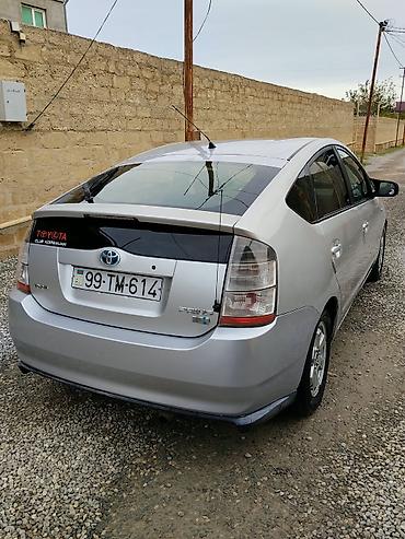 on faralar: Toyota Prius (2-ci nəsil) – gümüşü rəng, hibrid sedan/hatchbek — 2