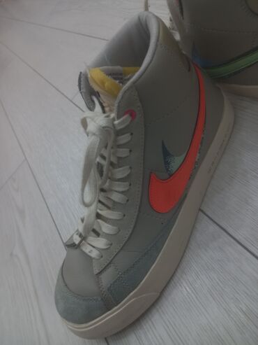 nike sb: 3 4 defe geyinilib heç bir cırığı ləkəsi yoxdur. Teze ayaqqabidan heç