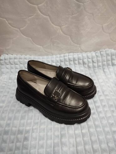женская обувь лоферы: Лоферы 35 размер 
Цена 550 сом