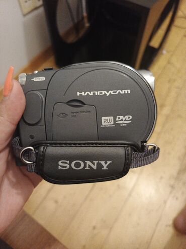 sony netbook: Sony Handycam DCR-DVD105E, Carl Zeiss Vario-Tessar lens ilə təchiz