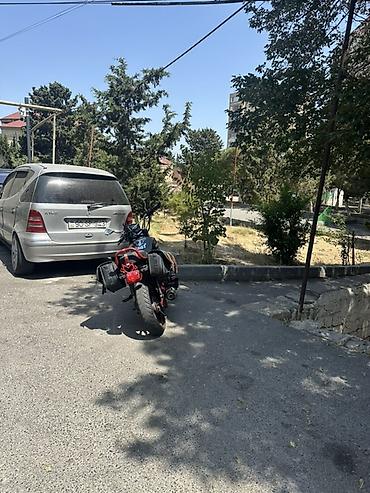 velo kaska: Şəhər sürüşləri üçün fərqli görünüşə malik motosiklet. Şəkillərdə qara — 5