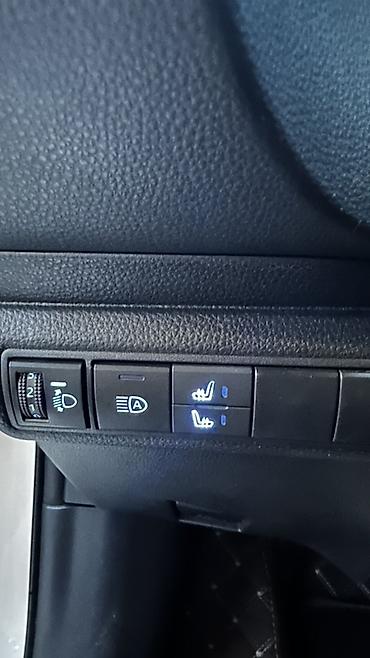 св: Toyota Corolla: 2019 г., 1.8 л, Вариатор, Гибрид, Седан — 9