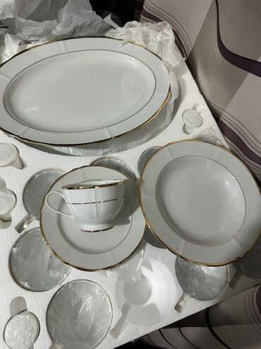 японские тарелки: Продается новый сервиз 95 предметов, японский фарфор, золото 24 карата