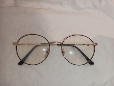 gun eyneyi: Yuvarlaq çərçivəli eynək aksesuar