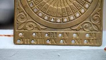 Ostali antikviteti: Antikni Veliki Večiti Mesingani Kalendar Bog Sunca Sedef dug. Vintage — 11