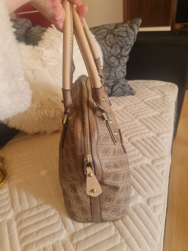 duksevi sa kapuljačom: Elegantna torbica, Guess, Materijal: Koža