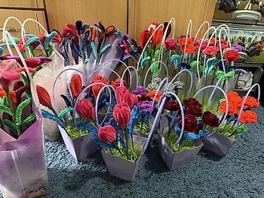 Цветы из синельной проволоки: Яркие декоративные букеты из мягких плюшевых «проволочных» цветов. - — 14