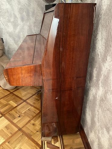 tap az piano: Akord PianinoQəhvəyi rəngli, parlaq lak örtüklü pianino. Korpus — 2