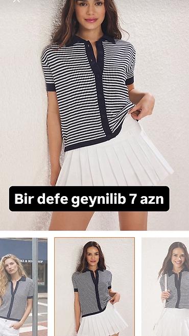 pull and bear: Zolaqlı qısaqol triko polo köynək - Rəng: tünd lacivərt-ağ - Naqış — 1