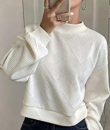 Zərif relyefli naxışlı ağ svitşot - Material: yumşaq, qalın və