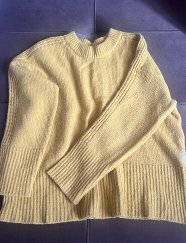 Köynək və bluzalar: Qadın geyimləri – 2 fərqli model 1) Ağ bluz: - Yumşaq, axıcı parça - — 29