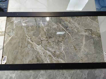 metbex ucun kafeller: Naxışlı, boz rəngli keramik plitələr. Bu plitələr mətbəx, vanna otağı
