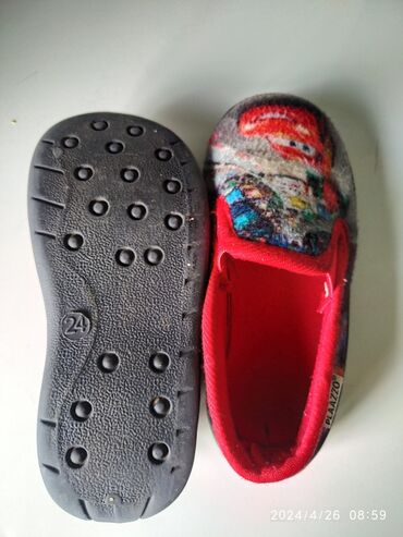 детская обувь 22: Детские тапочки красные в хорошем состоянии можно для садика,за