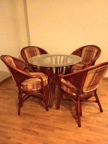 okrugli trpezarijski sto i stolice: Do 4 mesta, Upotrebljenо