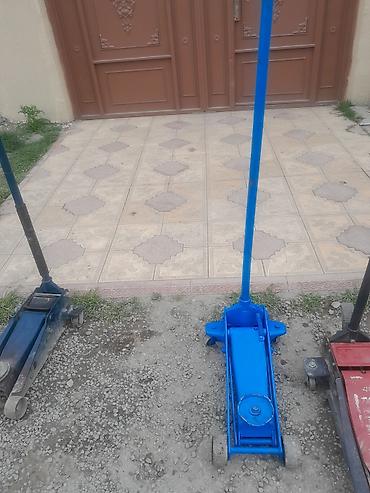 radius teker: Ağır yüklər üçün hidravlik domkrat - Tip: yerüstü (floor jack) — 1