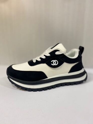 детские кроссовки nike air: Qara-ağ idman ayaqqabısı - Dizayn: İki rəngli (ağ və qara) kombin