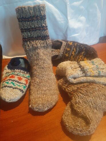 Kolqotkalar, corablar: Təbii yundan hazırlanmış iplər və toxuma əl işləri. Sifariş qəbul — 19