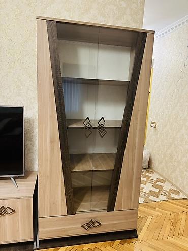Dolab vitrinləri: Vitrin şkaf - Material: laminat taxta korpus, ön hissədə şəffaf şüşə — 1
