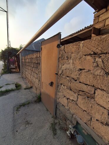 Həyət evləri və villaların satışı: 2 otaqlı həyət evi/sahə - Daş hasarla əhatəli kiçik həyət, darvaza — 2