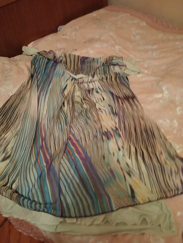 Ətəklər: Mavi və yaşıl tonlarda çiçək naxışlı, qısa ətək. Eteyin aşağı — 5