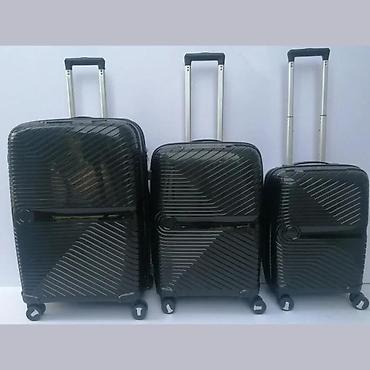 Putni koferi i torbe: Tvrdi koferi – set 3 komada, crni, sa reljefnim dijagonalnim linijama — 1
