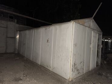 tikinti materiallarının topdan satışı: Metal konstruksiyalı anbar sahəsi, əşyaların saxlanması üçün praktik