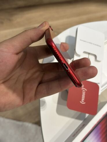 Apple iPhone: IPhone SE 2022, Qırmızı, Simsiz şarj — 6