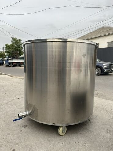 газобаллонное оборудование: Мобильный бак из нержавеющей стали на колесиках, предназначенный для
