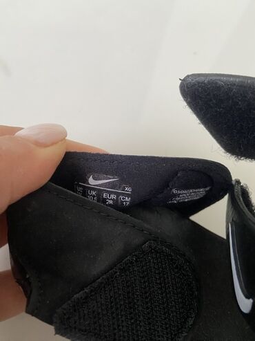 Patike: Komplet dečije obuće koji uključuje bele sportske patike sa čičak — 13