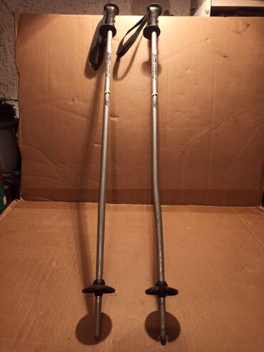 Oprema za skijanje: Četiri para skija različitih dužina i stanja. Detaljnije u — 10