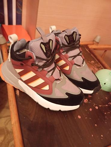 Кроссовки и спортивная обувь: Продаю кросовки новые 39 размер Adidas зимние по всем вопросам — 3