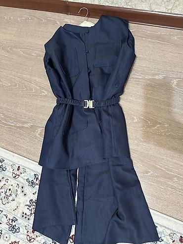 Женский комплект из темно-синей ткани: удлиненный жилет/куртка без